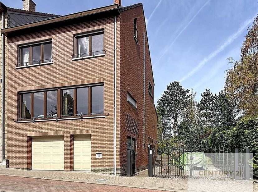 CENTURY 21 presenteert u deze ruime woning met drie gevels en vier slaapkamers. De woning bestaat op de begane grond uit een hal, een wasruimte en een