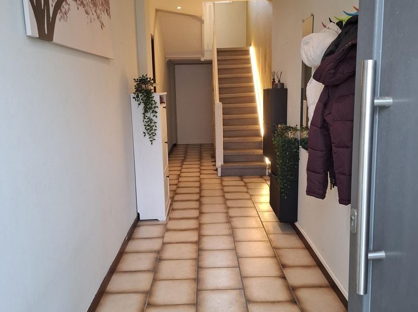 Instapklare HOB nabij de dorpskern van Wommersom.<br />
<br />
Gelijkvloers:<br />
* ruime, moderne inkomhal<br />
* living en eetruimte<br />
* volle