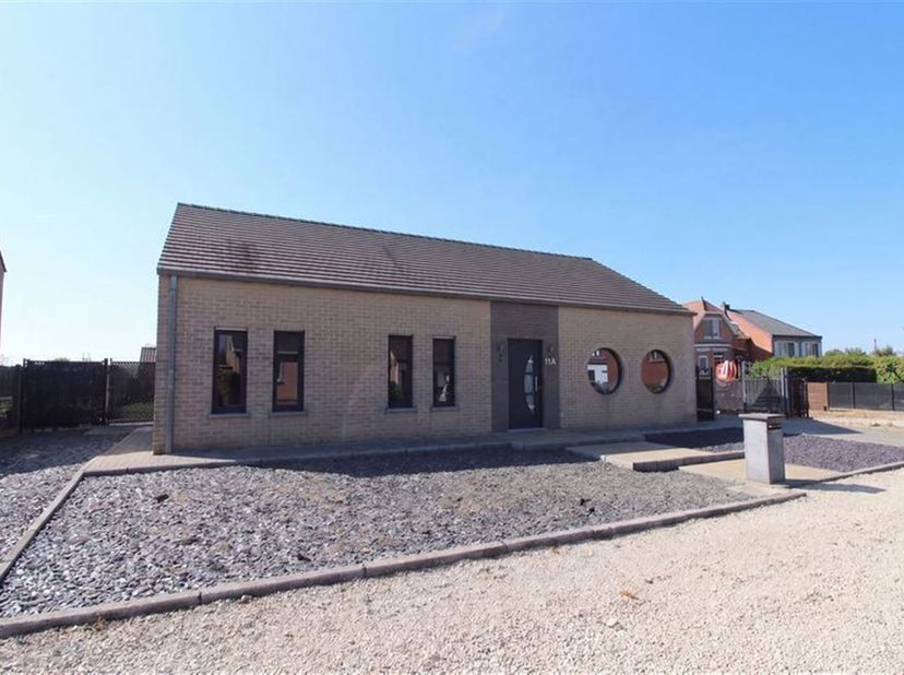 Mooie recente gelijkvloerse woning te Meerhout, indeling: inkomhal, ruime woonkamer met open keuken, 2 slaapkamers, berging, wasplaats en inpandige ga