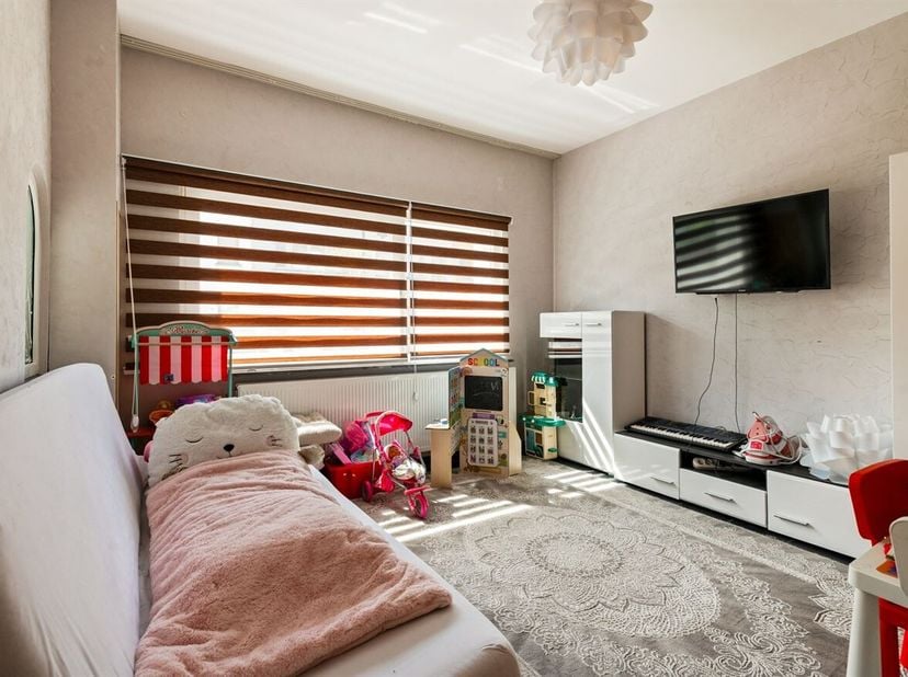 Gelegen in de rustige Tucherlei, biedt deze ruime woning het beste van twee werelden. Met de tram op loopafstand en winkels en basisfaciliteiten binne