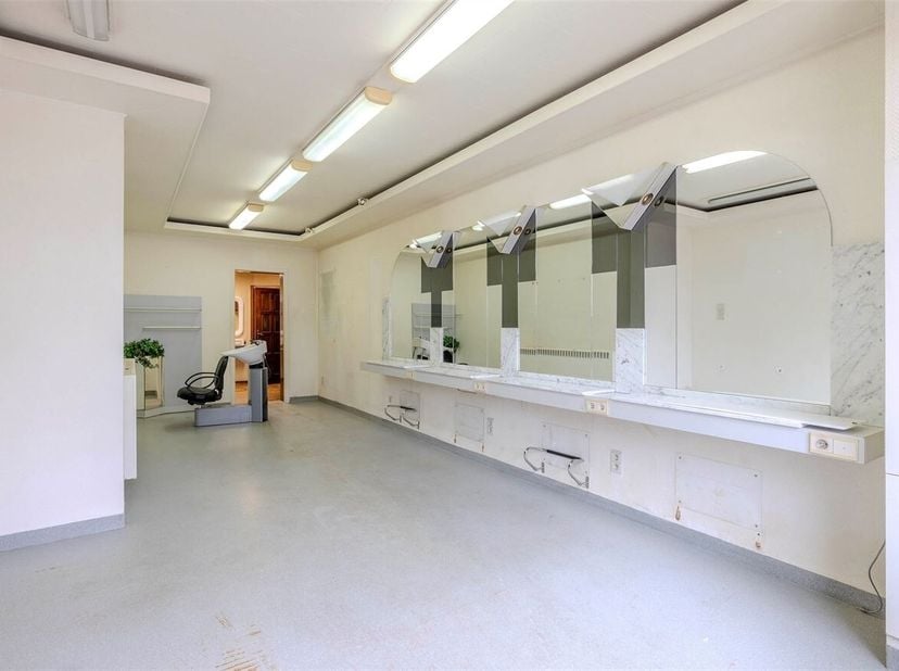 Te renoveren handelspand met woonst 3 slaapkamers<br />
Indeling:<br />
Kelder: opslag<br />
Gelijkvloers: handelspand, woonkamer, keuken, veranda, te
