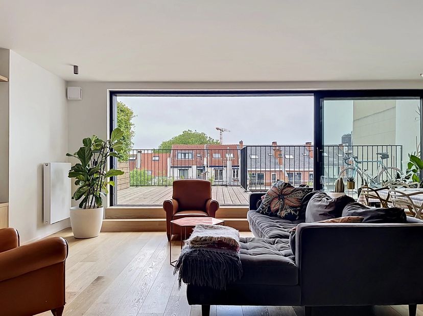 Gelegen op slechts enkele meters van het Georges Brugmannplein, ontdekt u dit uitzonderlijke penthouse van 180m2 (volgens plannen) recent gerenoveerd