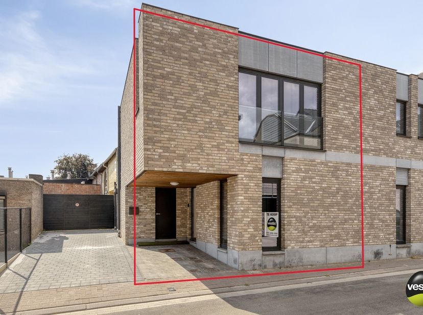 Instapklare stadswoning (bouwjaar 2014) met dakterras te Hoeselt<br />
<br />
Gelegen in de rustige Gieterijstraat te Hoeselt vindt u dit verzorgd app