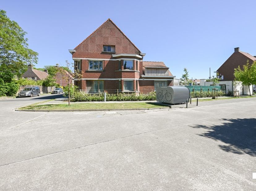 Centraal gelegen halfopen bebouwing met vijf slaapkamers genietende van een bewoonbare oppervlakte van maar liefst 268m² (volgens EPC-attest), gelegen