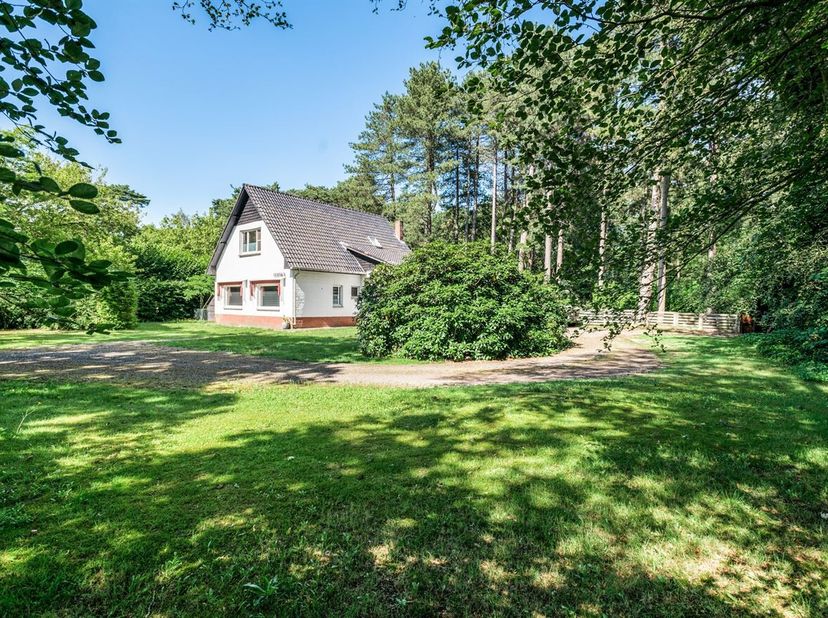 Landhuis met 3 slaapkamers op ca. 2.760 m²<br />
Via de inkomhal met gastentoilet en trap naar de verdieping betreedt u de woning. De woonkamer geniet