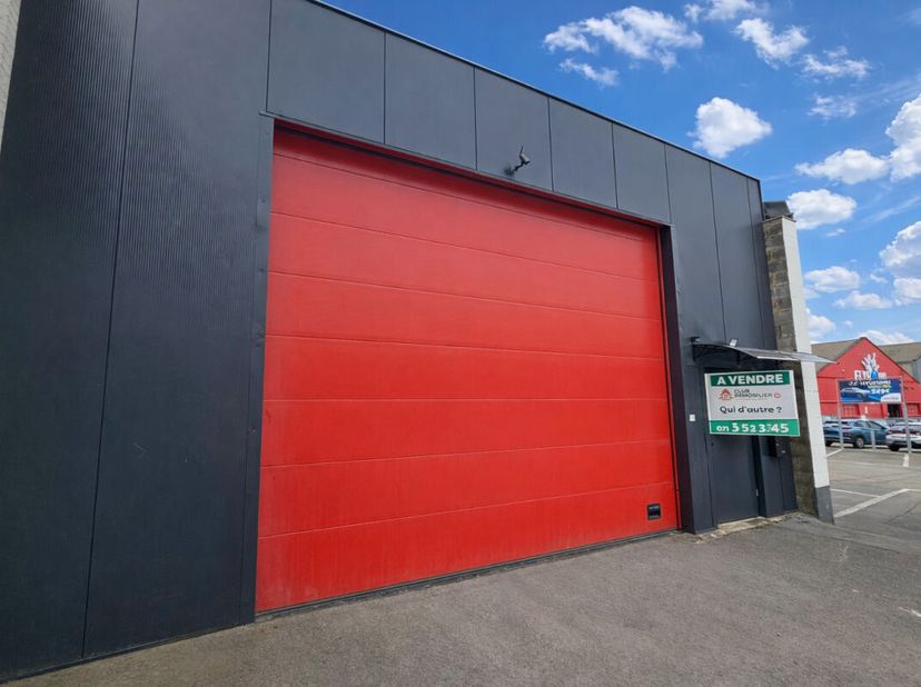 Uw agentschap in Mariembourg presenteert een onlangs gerenoveerd magazijn in de stad Couvin, dicht bij de Couvinoise en winkels, ideaal gelegen voor e