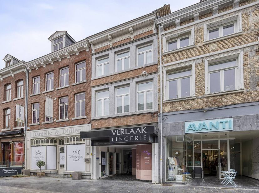 Algemeen:<br />
- centrale verwarming via aardgas (1 installatie voor het gehele pand)<br />
- combi van houten (voorzijde) en aluminium (achterzijde)