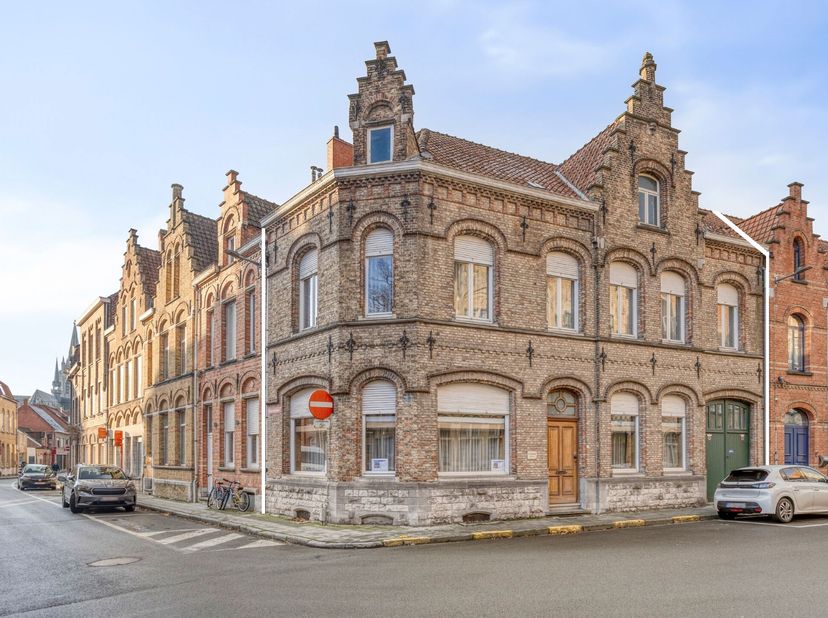 In het centrum van Ieper, met prachtig zicht op de Menenpoort, bevindt zich deze stijlvolle burgerwoning in wederopbouwstijl&amp;nbsp;(einde opbouw jaren