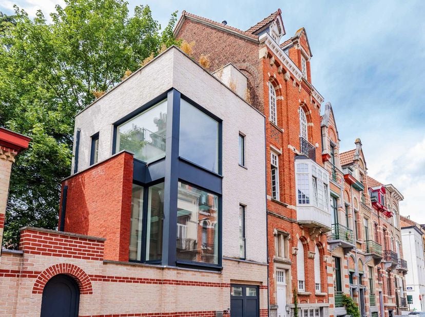 Europese wijk – Moderne woning met dakterras, ontworpen door architect en ontwerper Jacques Pierrejean.<br />
Deze moderne woning van ± 208 m² ligt in
