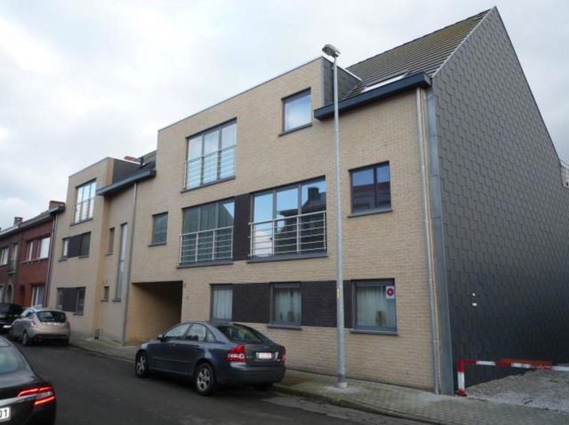 Het gebouw bestaande uit 7 appartementen, 7 garageboxen, 2 bergingen (1 voor fietsen en 1 wordt verhuurd) en een magazijn. Het bestaat eigenlijk uit 2