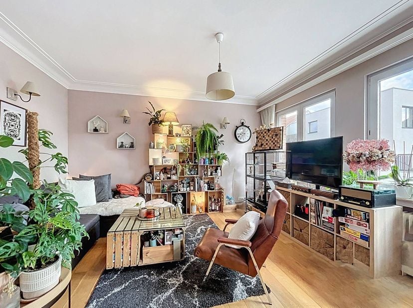 Uccle - Près de la maison communale d'Uccle, bel appartement de ± 75 m² situé au 1er étage d'un petit immeuble de 3 étages. <br />
Il dispose d'un hal