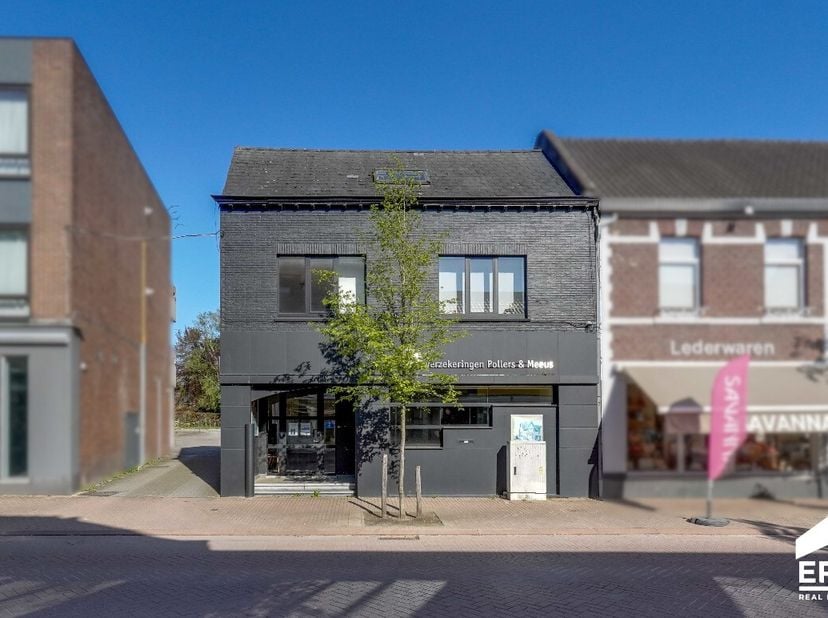 Veelzijdige opbrengsteigendom met ingericht kantoor, twee verhuurde appartementen, een verhuurde opslagplaats en bijgebouw met potentieel in het verni