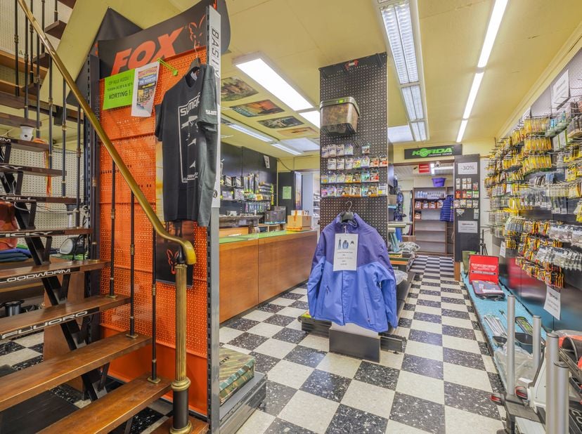 LIGGING<br />
Deze veelzijdige handelswoning met sterke commerciële uitstraling is gelegen aan de Einde Were, op slechts enkele minuten van het histor
