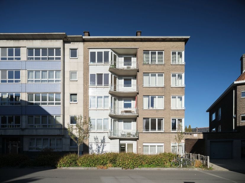 Stijlvol tweeslaapkamerappartement met mid-century karakter nabij Gent-Sint-Pieters<br />
<br />
Dit verzorgd appartement met een bewoonbare oppervlak