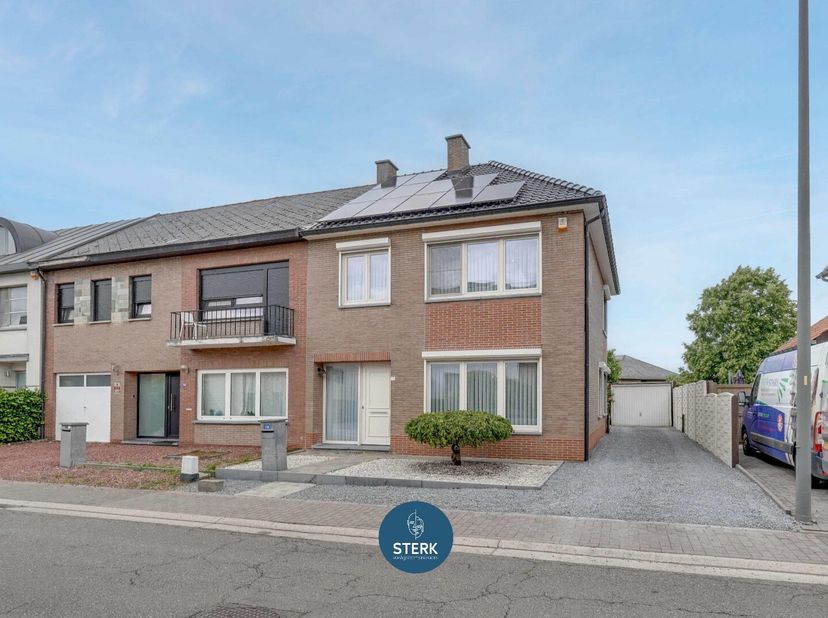 INSTAPKLARE GEZINSWONING MET LEUKE TUIN NABIJ HET CENTRUM VAN LANAKEN !<br />
We vinden deze halfopen bebouwing met een bewoonbare oppervlakte van 177