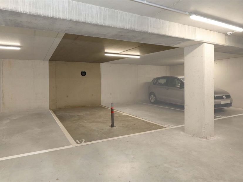 Autostaanplaats midden in het centrum van Hoeselt!<br />
<br />
Midden in de gezellige dorpskern van Hoeselt bevindt zich het gloednieuwe project re