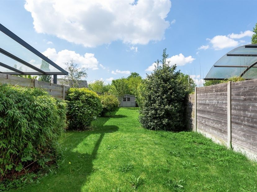 Zeer nette en instapklare woning met 2 grote en 1 kleine slaapkamer, tuin van 165 m² en garage te koop in Ekeren.<br />
<br />
Ligging: Ekeren Het Z