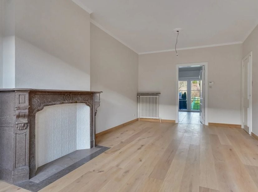 Op een uitstekende locatie, op wandelafstand van het centrum van Tongeren, bevindt zich deze ruime en functioneel ingedeelde woning. Dankzij de doorda