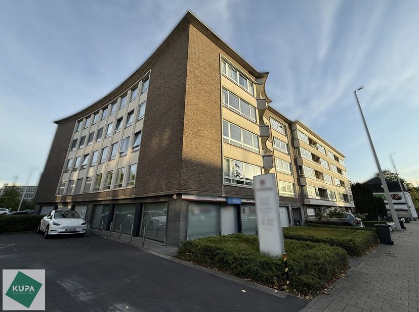 Mooi winkelpand van 293m² bevindt zich op een zichtlocatie langs zowel de Kortrijksesteenweg als de Oudenaardsesteenweg. Dankzij de grote raampartijen