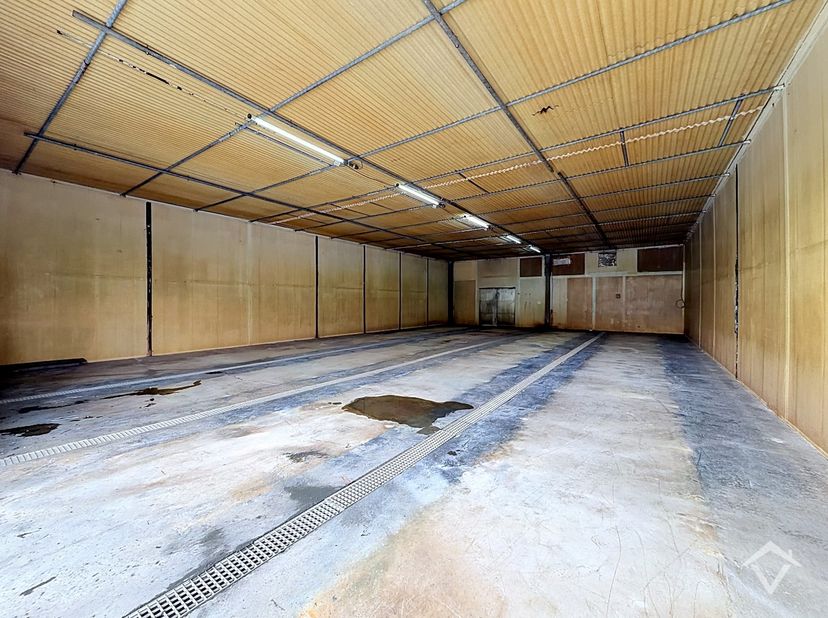 Deze opslagruimte heeft een oppervlakte van 200m², gelegen te Hooglede. <br />
<br />
Dit pand is enkel bedoeld voor opslagruimte. Elektriciteit voorz