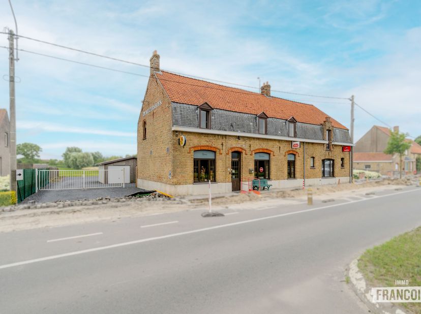 Op een toplocatie aan de rand van het stadscentrum van Diksmuide stellen wij u graag Café De Keizershoek voor. Deze goed draaiende, authentieke bruine