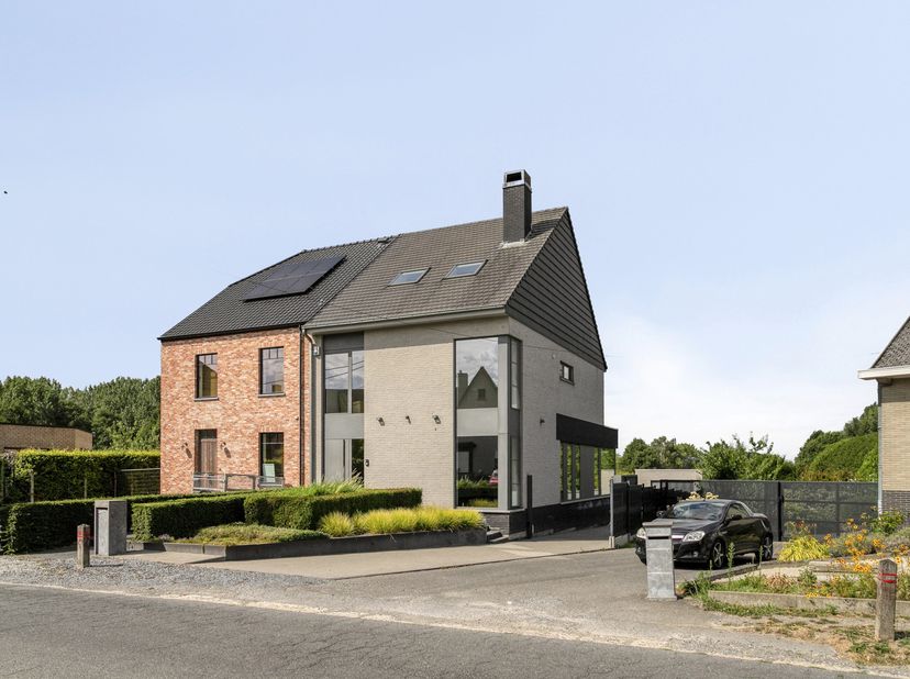 Êtes-vous à la recherche d’une maison récente, en excellent état, où confort, espace et qualité sont au cœur des priorités ? Alors, cette maison const