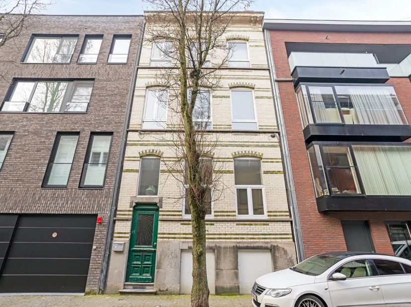 In dit herenhuis, vastgesteld bouwkundig erfgoed, treffen we dit duplex appartement aan.&amp;nbsp; Op loopafstand van de zeedijk, strand, station met tram