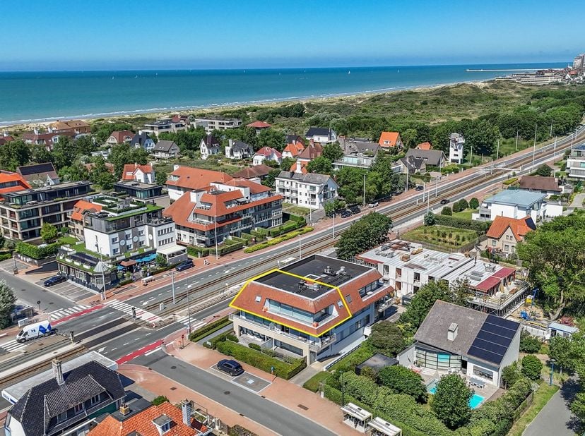 Uitzonderlijk driegevel appartement van 124 m² met groot zonneterras (26,75 m²) vlakbij de zee, de duinen en het bruisende centrum van Oostduinkerke-B