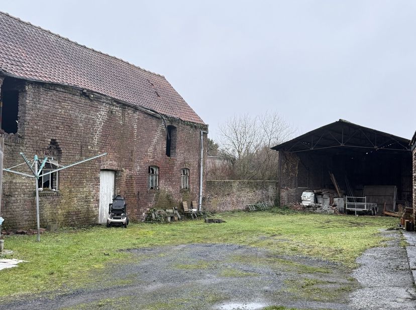 Bien à renover entièrement en vente avec un projet de construction de 2 maisons.<br />
Emplacement calme et proche de toutes commodités.<br />
Investi