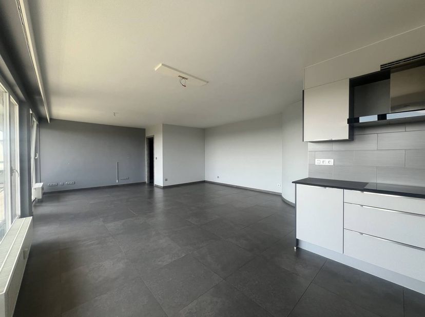 Het appartement beschikt over een comfortabele slaapkamer en een praktische indeling die optimaal gebruik maakt van de beschikbare ruimte. De leefruim