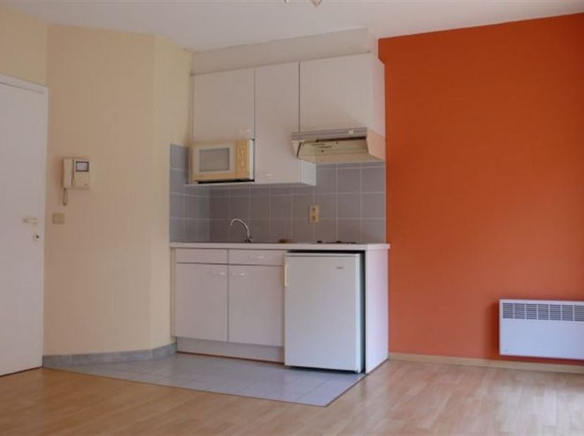 Mooie studio gelegen in centrum Kortrijk. Living in laminaat met open ingerichte keukenblok, zonne terras, vestiaire, badkamer. epc 192 kWh/m² uc 3507