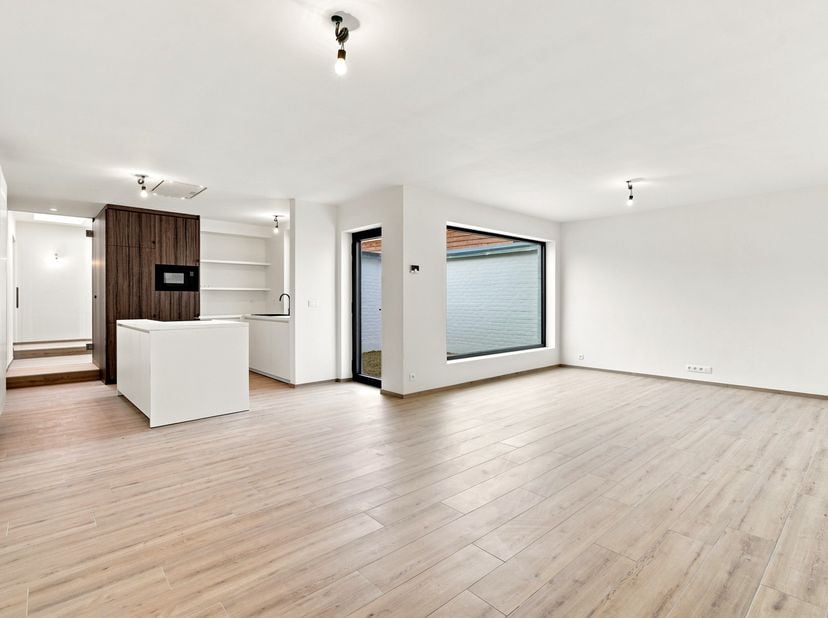 Centraal gelegen in de winkelstraat van Diksmuide, met alle voorzieningen (winkels, horeca, scholen, openbaar vervoer) op wandelafstand, vindt u dit v