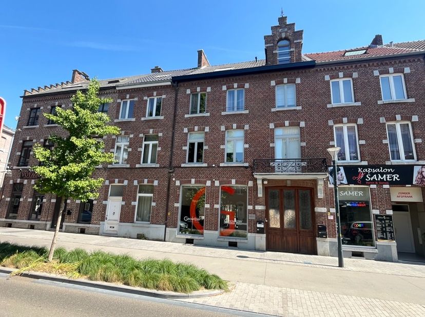 Ontdek dit stijlvol gerenoveerd handelspand van ca. 75 m², gelegen in hartje Sint-Truiden, op wandelafstand van het station en de Grote Markt. Met een