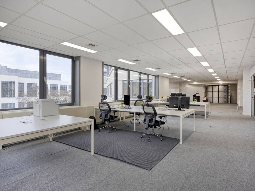 Cet espace de bureau prêt à déménager offre un environnement de travail moderne et confortable, idéal pour les indépendants, les PME ou les entreprise