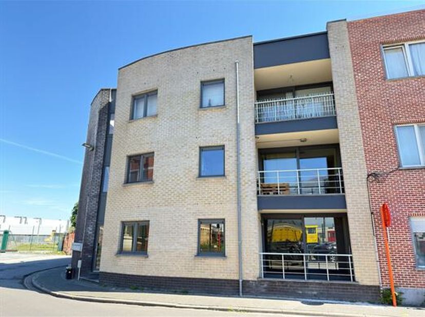 ENERGIEZUINIG, GOED ONDERHOUDEN, GEZELLIG EN RECENT APPARTEMENT MET 2 SLAAPKAMERS, ZUIDWEST-GEORIËNTEERD TERRAS EN KELDER.<br />
 1ste verdieping - li