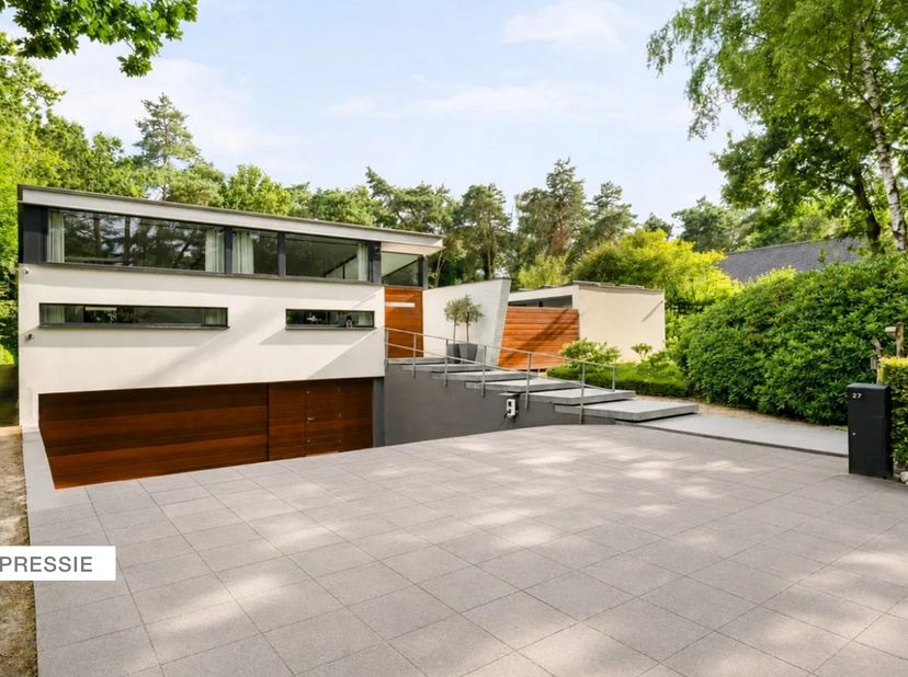 Op een absolute toplocatie in het groene Poppel, verscholen in een rustige residentiële omgeving en grenzend aan de natuur, bevindt zich deze uitzonde