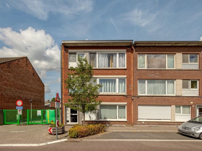 Dit instapklaar appartement bevindt zich op de derde (en tevens bovenste) verdieping van een kleinschalig appartementsgebouw. U woont hier op wandelaf