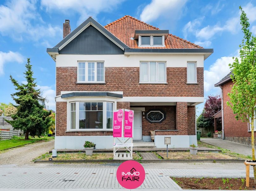 Deze charmante en ruime gezinswoning is gelegen op een zuidoostgericht perceel van 581 m², op een absolute toplocatie in het centrum van As. Winkels,