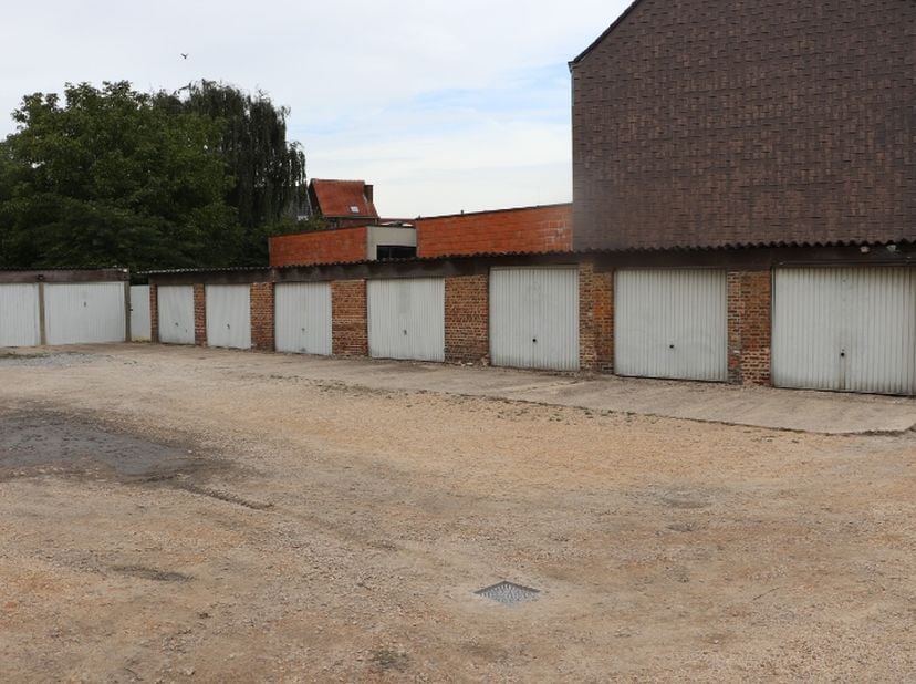 In een garagecomplex van 26 garages bieden wij u 1 garagebox te koop aan. Dit complex is gelegen nabij het centrum van Mechelen, langsheen de Leuvense