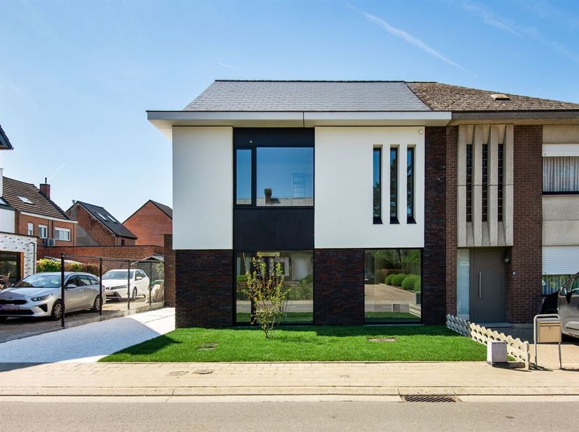 Bienvenue dans cette nouvelle maison moderne jumelée où l'architecture, le confort et l'efficacité énergétique se complètent parfaitement.<br />
Dès l