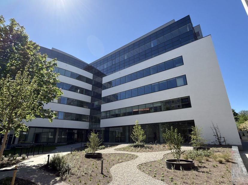 1172m² duurzaam gerenoveerde kantoorruimte op de 4e verdieping (opsplitsbaar in 615m² + 557m² kantoren)<br />
Ligging: in de gezellige Harmoniewijk vl