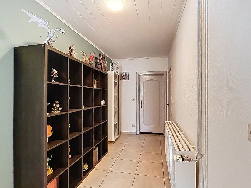 Dit gelijkvloers appartement bestaat uit: inkomhal - living - keuken - berging/wasplaats - toilet - bureau - 2 slaapkamers - badkamer met toilet - ter