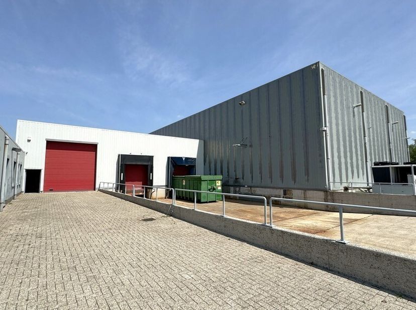 Entrepôt de 2.086m² avec 247m² de bureaux (extensible à 1.074m² de bureaux)<br />
Emplacement : dans la zone industrielle de Malle, près de N179 (Zoer