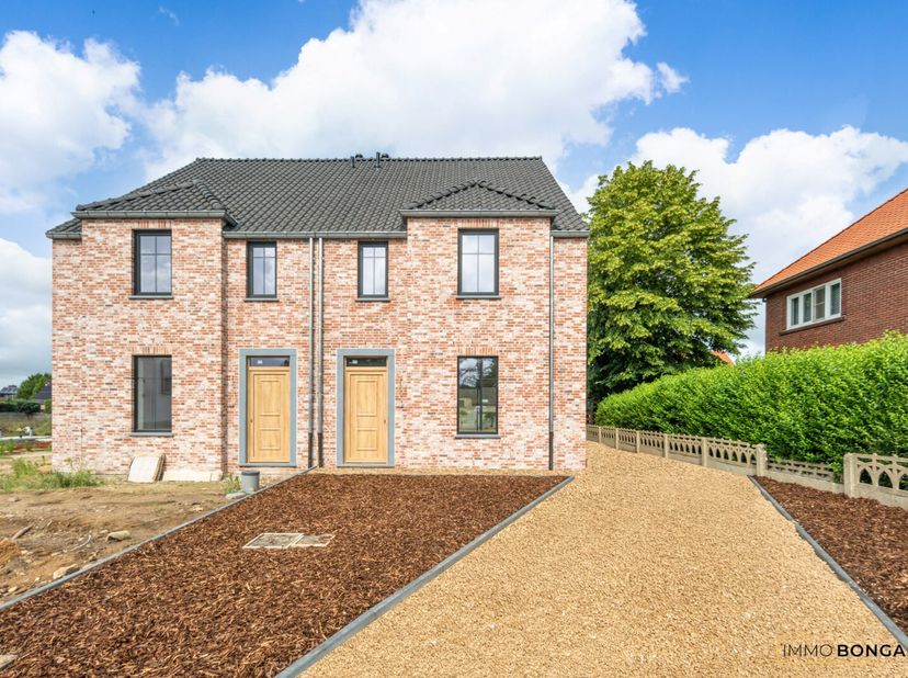 NOG 50% BESCHIKBAAR.(2 woningen van de 4 zijn nog beschikbaar) Volledig afgewerkte nieuwbouwwoning met 4 slaapkamers op ruim perceel van 5a43 nabij ce