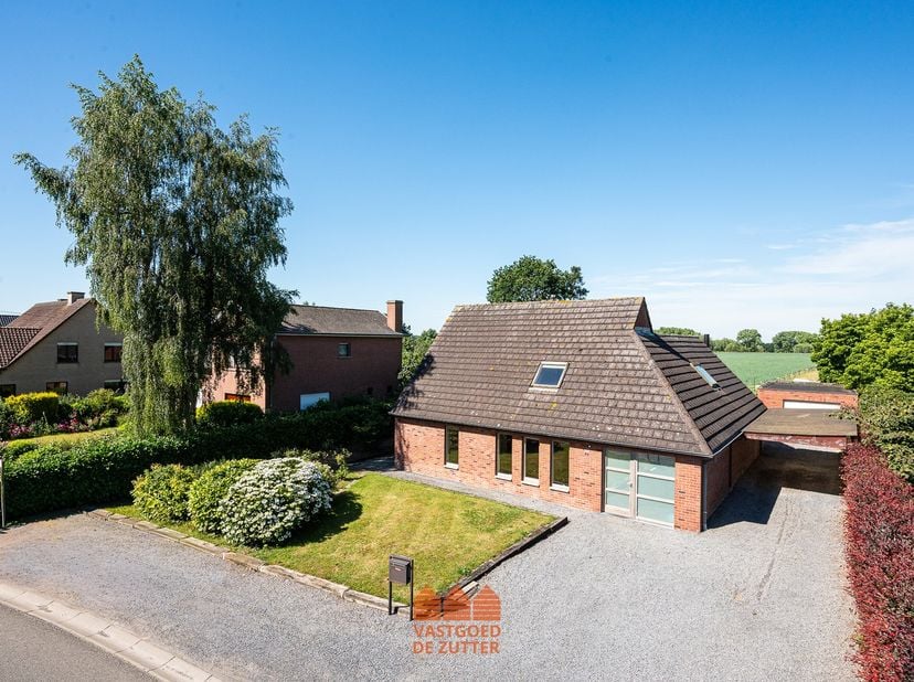 Op een ruim perceel van 1.304 m², in het landelijke Grammene en met een prachtig open zicht op de achterliggende velden, bevindt zich deze vrijstaande