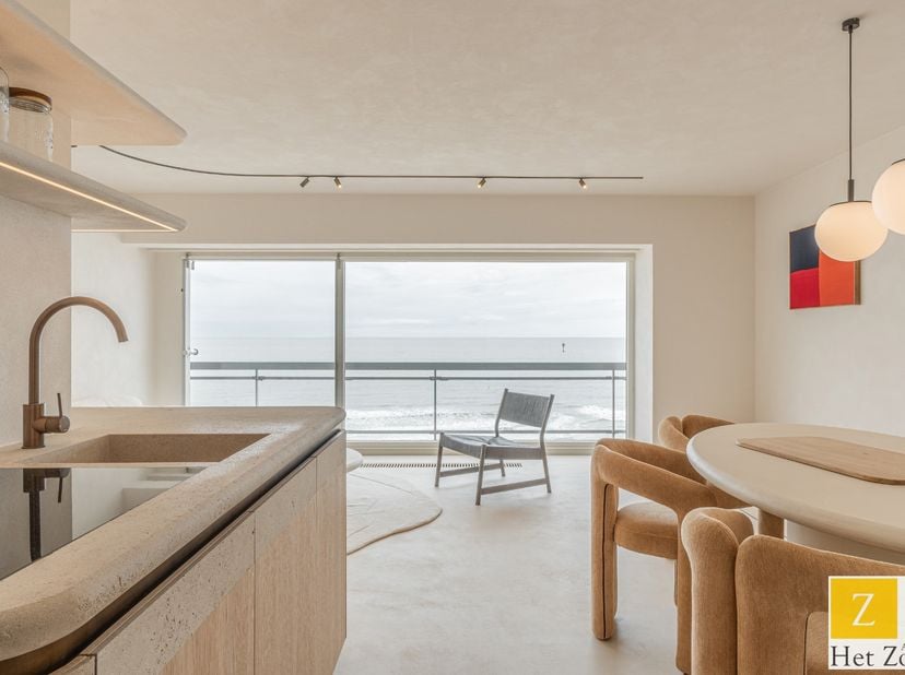 Ce magnifique appartement rénové avec soin offre une expérience de vie unique, situé entre la Place du Phare (Lichttorenplein) et la Place Albert, à d