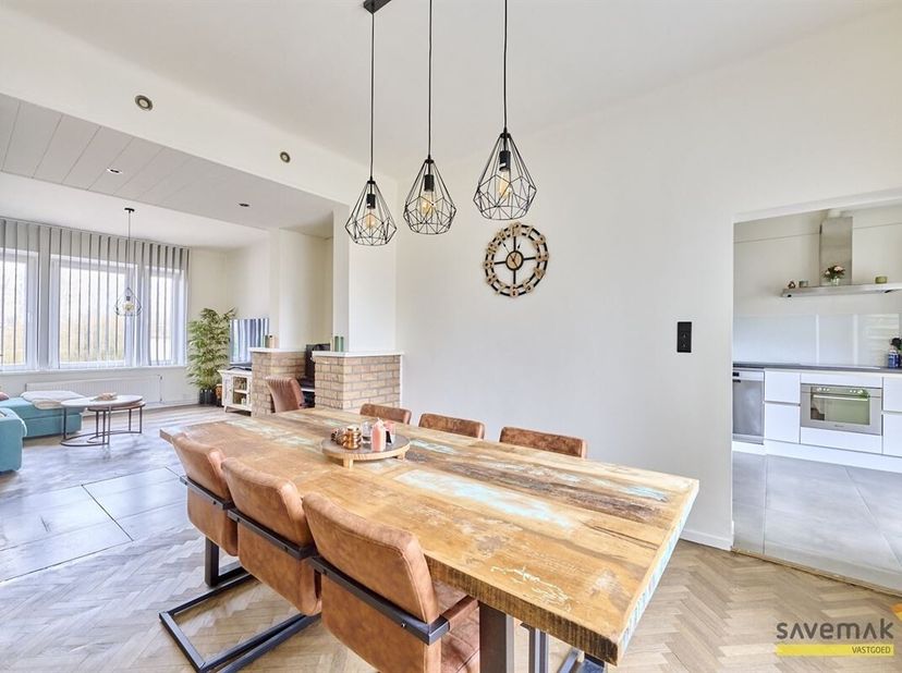 Welkom in deze prachtige herenwoning in Leopoldsburg!<br />
Deze karaktervolle woning (1936) werd volledig gerenoveerd en combineert authentieke charm