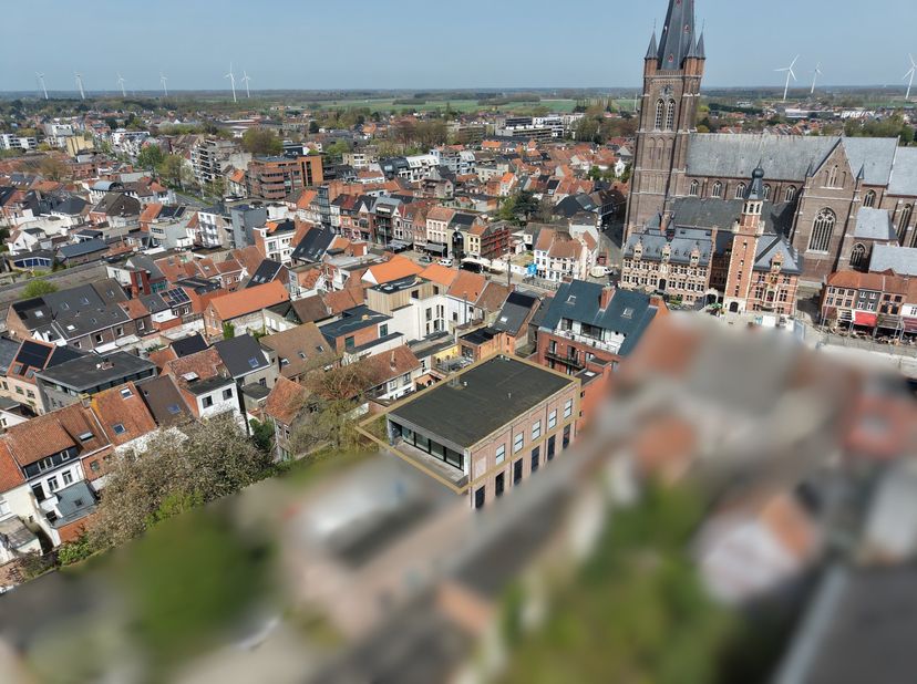 Welkom in dit uitzonderlijke penthouse, gelegen in het hart van Eeklo. Met een indrukwekkende bewoonbare oppervlakte van 242 m², biedt deze eigendom e
