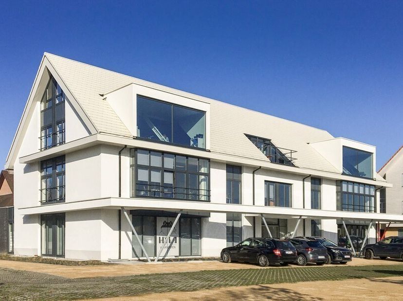 169m² gelijkvloers kantoor met 4 privatieve parkeerplaatsen (uitbreidbaar met aanpalende ruimte tot 276m²)<br />
Ligging: commercieel gelegen langs be