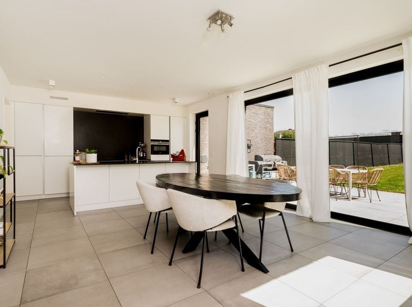 Maison semi-mitoyenne avec 3 chambres et jardin ensoleillé à Onze-Lieve-Vrouw-Waver<br />
<br />
<br />
Cette récente maison semi-mitoyenne offre u